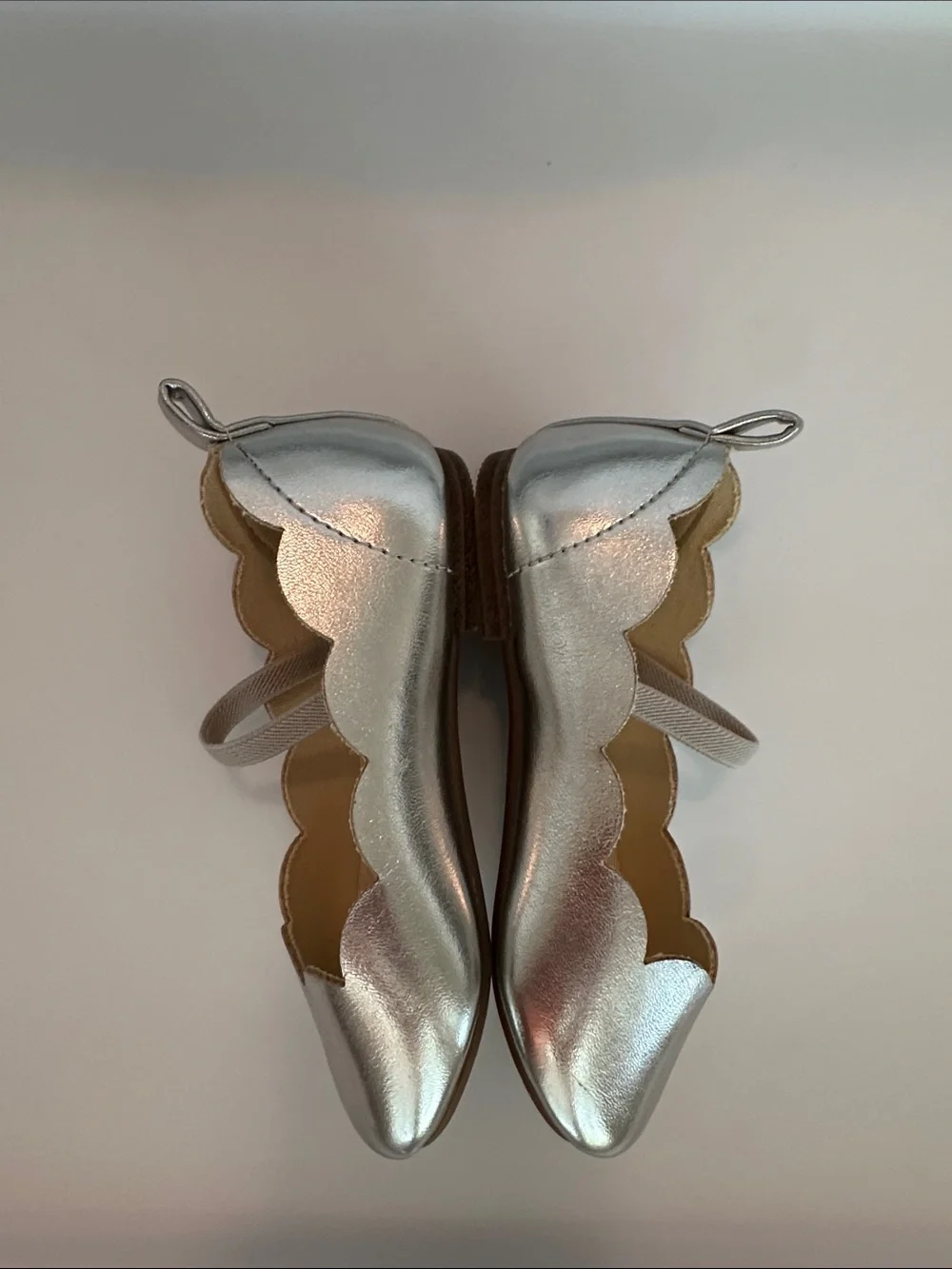 Baby GAP girls size 7 silver scalloped ballet flats.